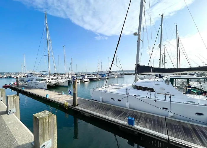 Quay & Sea View Spacious Modern Secure Parking