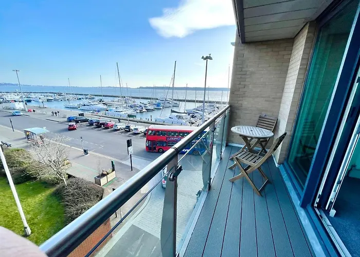 Quay & Sea View Spacious Modern Secure Parking